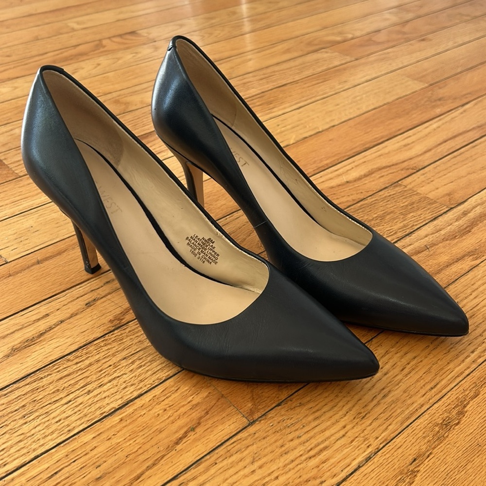 Nine West Navy Blue Leather Women's Pumps.  Size 8M - Gorgeous!